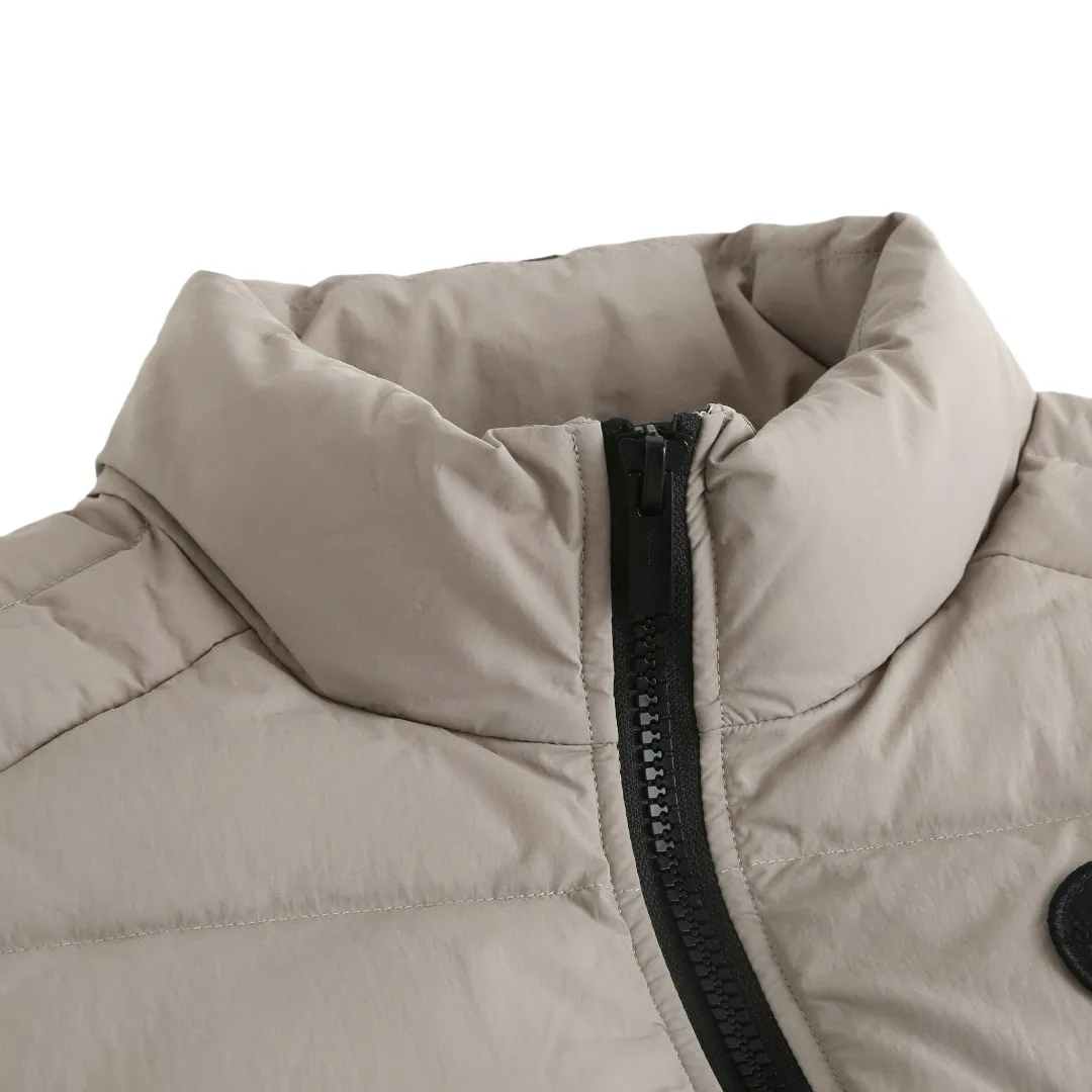 P710 [Exclusive supply] Canada Goose Black Label Badge Down Vest (Khaki) The high-quality filling is made of 90 national standard high-quality white duck down, selected high-loft velvet, weighing 160g, light and warm, with excellent temperature locking performance and good resilience. The fabric is made of high-quality protective nylon fabric, which not only enhances the wear resistance of the surface, but also takes into account wind resistance, ensuring excellent performance in various harsh weather conditions. Three-dimensional quilting technology and precise thread reinforcement prevent lint from being drilled and ensure that the fluffy and resilient elasticity lasts like new. The ribbon is woven with polyester as the base, and the brand letters are decorated on the ribbon through high-precision computer embroidery. The edges of the pattern are clear, the stitches are fine and even, and multiple layers of embroidery thread are stacked to enhance the three-dimensional effect. Size:S-M-L-XL